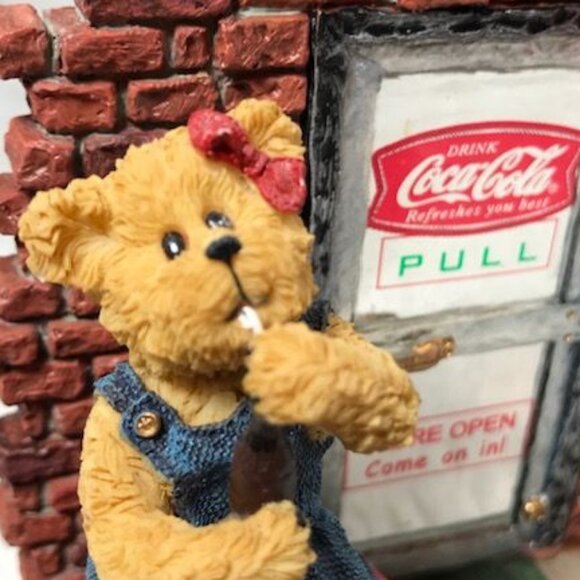 Coca-Cola x Boyds Bears Bearstone Collection 'Dinah...Have a Coke and a Smile' - Picture 3 of 10